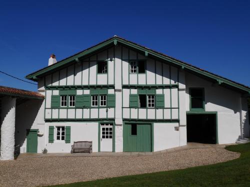 Photo de la galerie de l'établissement Peritxenea avec piscine, à Saint-Pée-sur-Nivelle