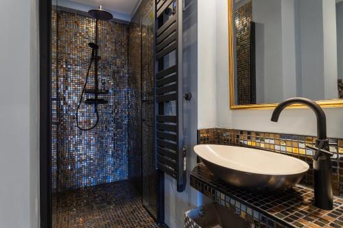 une salle de bain avec un lavabo et une douche dans l'établissement LE ROYAL AP4456 by Riviera Holiday Homes, à Nice