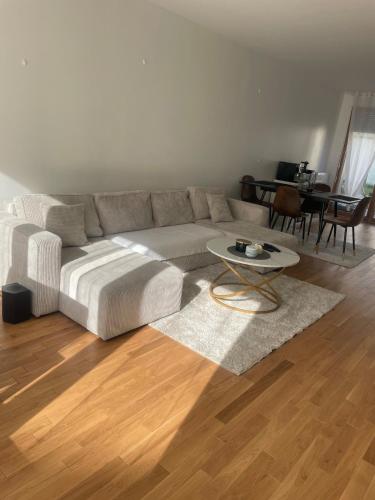 un salon avec un canapé et une table dans l'établissement Maison tout confort avec jardin à 35 min de Paris, à Arpajon