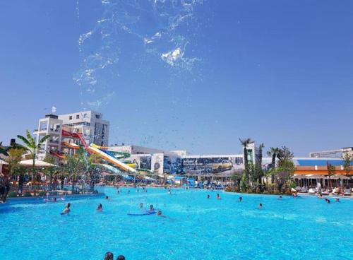 un gruppo di persone in una grande piscina di Studio Tirana a Tirana