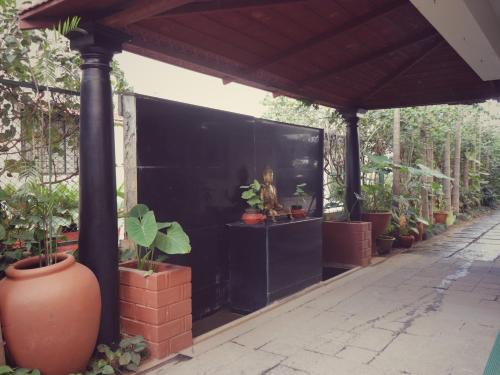 Κήπος έξω από το The Green Path Eco Hotel