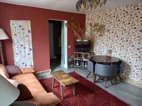 un salon avec un canapé et une table dans l'établissement La corniche, à Chaumont