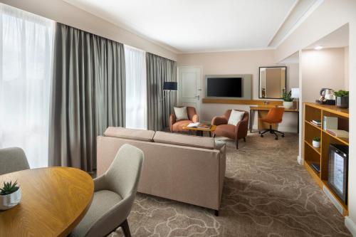 Televisyen dan/atau pusat hiburan di Crowne Plaza Stratford-upon-Avon by IHG