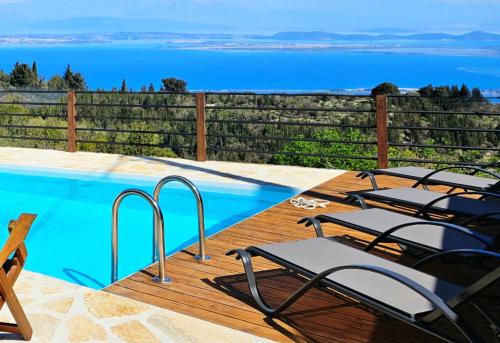 SpanokhórionにあるVilla Rougaの海の景色を望むプール(椅子付)