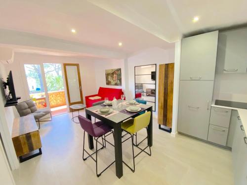 une cuisine et un salon avec une table et des chaises dans l'établissement Superbe T2 à 2 min de la plage, à Sanary-sur-Mer