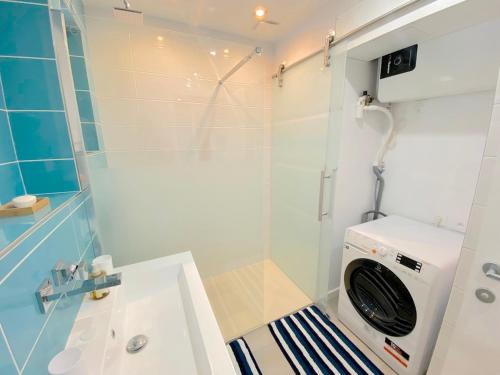 une machine à laver dans une salle de bain avec douche dans l'établissement Superbe T2 à 2 min de la plage, à Sanary-sur-Mer