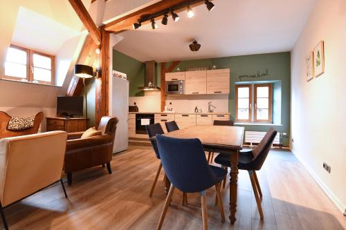 a kitchen and dining room with a table and chairs at Appartement Beraweka avec Climatisation et Salle de Sport in Colmar