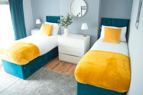 Giường trong phòng chung tại Stylish 4-Bedroom Getaway Free Parking