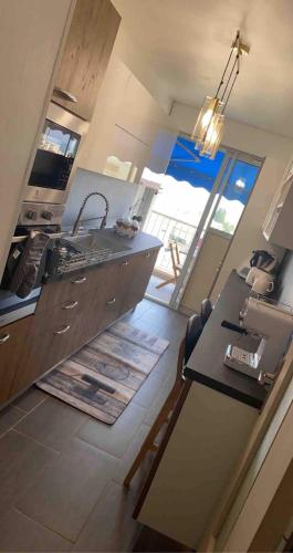 - une cuisine avec un évier et un comptoir avec une table dans l'établissement Appartement 5p vue sur mer, à La Celle-sous-Gouzon