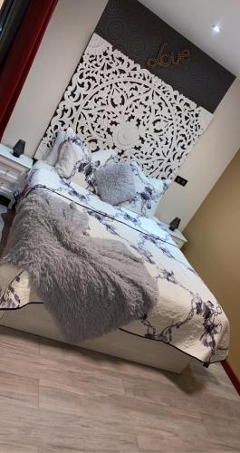 - un lit avec une couette dans l'établissement Appartement 5p vue sur mer, à La Celle-sous-Gouzon