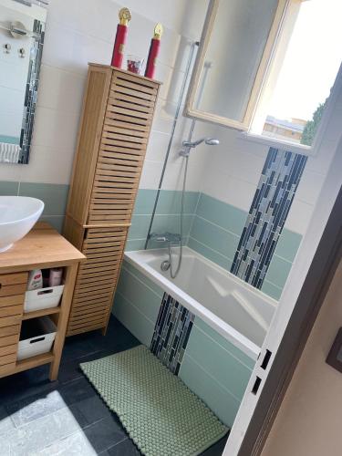 une salle de bain avec une baignoire et un lavabo dans l'établissement Appartement 5p vue sur mer, à La Celle-sous-Gouzon