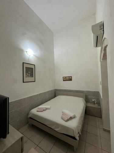 Ένα ή περισσότερα κρεβάτια σε δωμάτιο στο In the heart of Ortigia