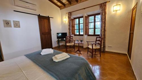 a bedroom with a bed and a table and chairs at Asis de Marratxinet Turismo de Interior in Marratxí 