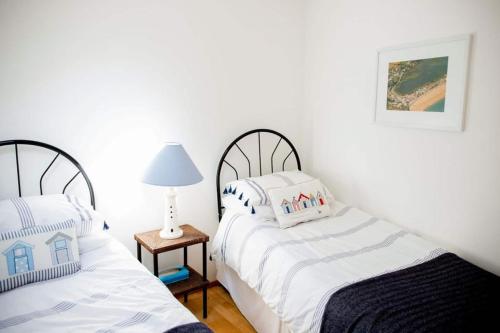 Ένα ή περισσότερα κρεβάτια σε δωμάτιο στο Beachfront Cottage With Sea Views & Coastal Walk