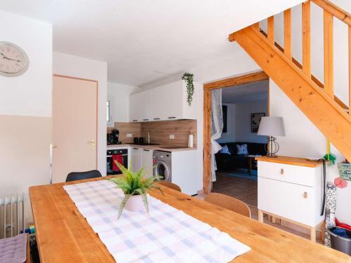 une cuisine et une salle à manger avec une table en bois dans l'établissement Villa 3 pièces avec grande terrasse, proche plage du Grazel, 6 pers, parking privé, WiFi disponible - FR-1-409-70, à Gruissan