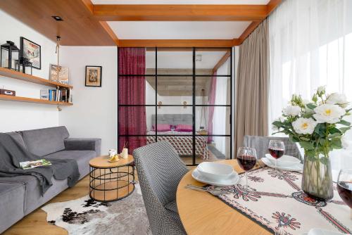 Górska Odskocznia - Apartament z Parkingiem oraz Dostępem do Basenu & Sauny by Noclegi Renters