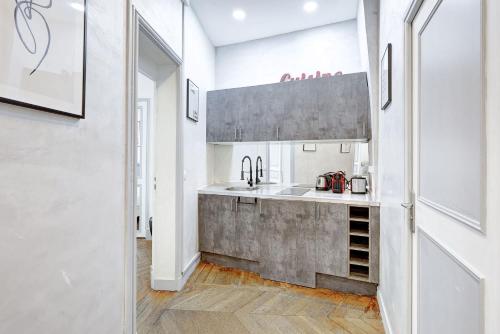 une cuisine avec un évier et un plan de travail dans l'établissement L'elegance Parisienne au Coeur des Champs-Elysees, à Paris