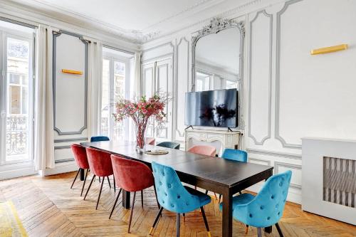 une salle à manger avec une table et des chaises dans l'établissement L'elegance Parisienne au Coeur des Champs-Elysees, à Paris