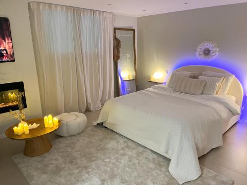 Postel nebo postele na pokoji v ubytování Romantique Room avec Jacuzzi