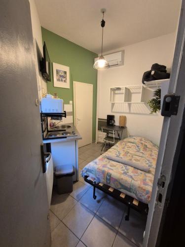 - une chambre avec un lit, un bureau et des lits superposés dans l'établissement Le mini Longchamp, à Marseille