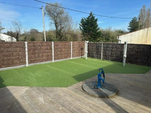 un jouet debout sur une pelouse artificielle dans l'établissement Maison familiale au calme non loin de la mer, à Bretignolles-sur-Mer