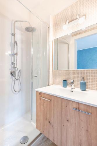 a bathroom with a sink and a shower at Bnb Drive In in Rome
