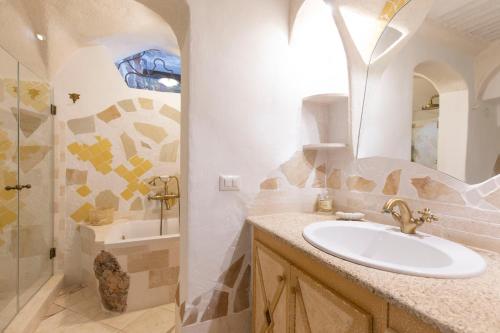 a bathroom with a sink and a shower at Cala di Volpe - Villa con vista mare e golf club in Abbiadori