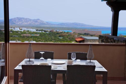 スティンティーノにあるTerrazza Valle della Lunaのテーブル(椅子付)、バルコニー(ワイングラス付)