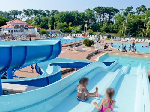 - 2 enfants sur un toboggan dans un parc aquatique dans l'établissement Appartement, Port Bourgenay, Talmont-Saint-Hilaire, à Talmont-Saint-Hilaire
