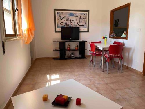Μια τηλεόραση ή/και κέντρο ψυχαγωγίας στο Apartment in villa with garden 1