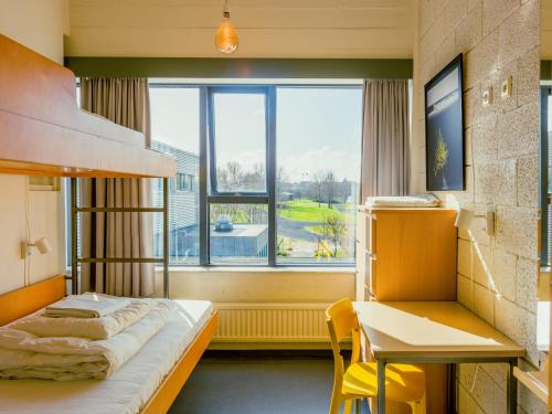 Postel nebo postele na pokoji v ubytování Dalur - HI Eco Hostel