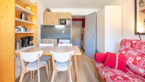 une cuisine et un salon avec une table et un canapé dans l'établissement Le Vernon N1021 - ST4, à Chamrousse