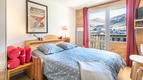 une chambre avec un lit et une grande fenêtre dans l'établissement Le Vernon N1021 - ST4, à Chamrousse