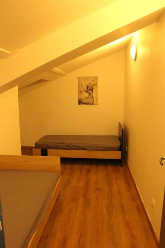 Cette petite chambre dispose d'un lit en mezzanine. dans l'établissement Au jardin d'Eden, à Cuchery