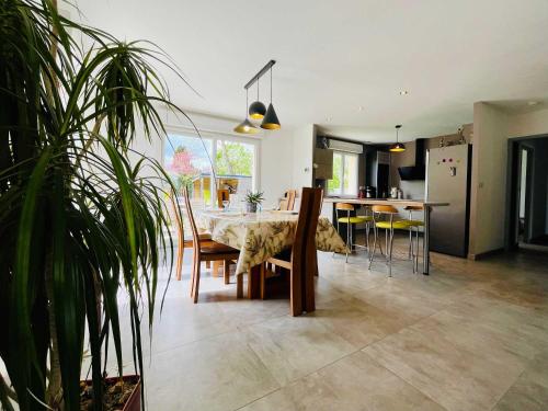 une salle à manger et une cuisine avec une table et des chaises dans l'établissement Le Gite des Marais Charming Holiday Home with Garden in Carentan-les-Marais, à Saint-Hilaire-Petitville