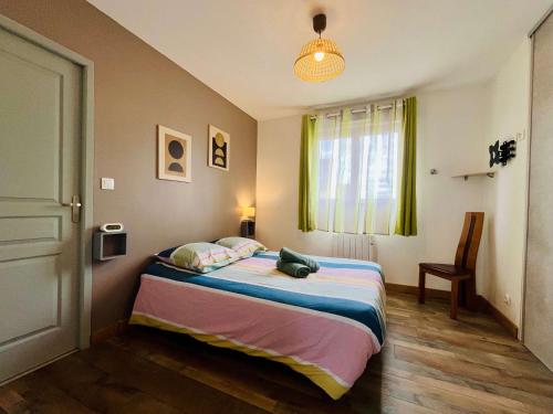 une chambre avec un lit et une fenêtre dans l'établissement Le Gite des Marais Charming Holiday Home with Garden in Carentan-les-Marais, à Saint-Hilaire-Petitville