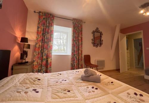 une chambre avec un grand lit et une fenêtre dans l'établissement Le Pressoir de Sainte mère Eglise, à Sainte-Mère-Église