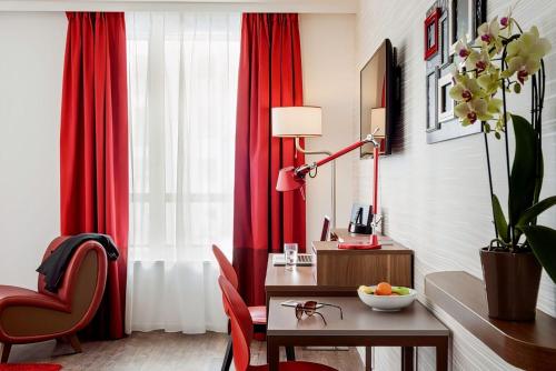 Μια τηλεόραση ή/και κέντρο ψυχαγωγίας στο Aparthotel Adagio La Defense Courbevoie