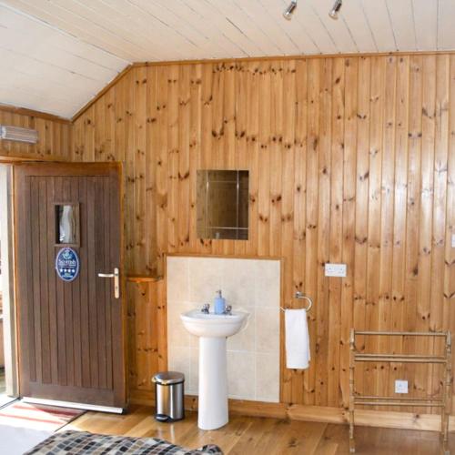 Bilik mandi di The Bothy
