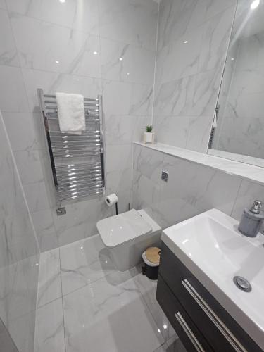 Ванная комната в 2 bedroom city centre apartment!