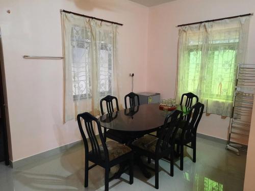 comedor con mesa y 4 sillas en Villa Louisana-Being Goan, en Varca
