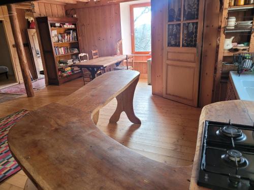 un banc en bois au milieu d'une pièce dans l'établissement Terre Rouge, à Boulc