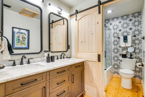 Ванная комната в Hot Tub, Fire Pit and Creek Access Whittier Cabin!