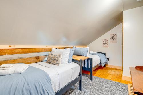 Кровать или кровати в номере Hot Tub, Fire Pit and Creek Access Whittier Cabin!
