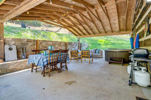 Патио или другая зона на открытом воздухе в Hot Tub, Fire Pit and Creek Access Whittier Cabin!