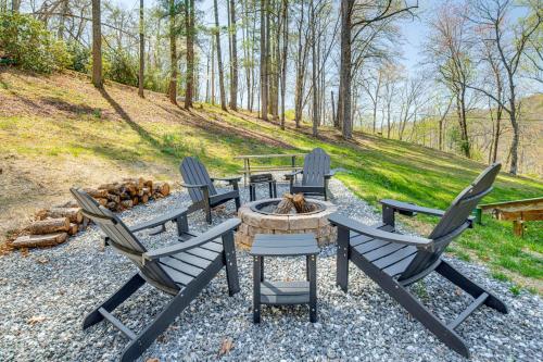Сад в Hot Tub, Fire Pit and Creek Access Whittier Cabin!
