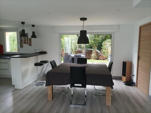 a kitchen and dining room with a table and chairs at Parc Faou in Erdeven