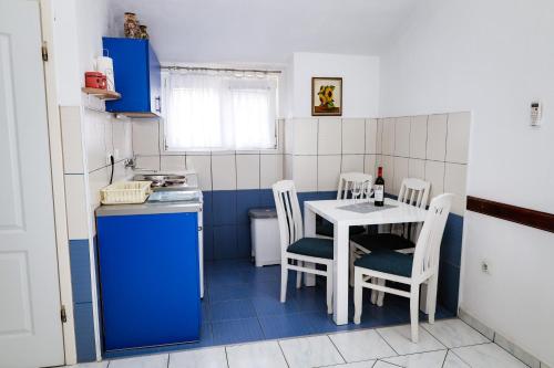 Kuchyň nebo kuchyňský kout v ubytování Apartments Djukic