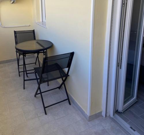 two chairs and a table in a room at La Giara in Alghero