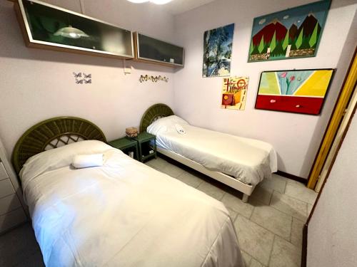 une chambre avec deux lits dans une pièce dans l'établissement Mini-villa située à 5 minutes de la plage de Pinarello à pieds, à Pinarellu